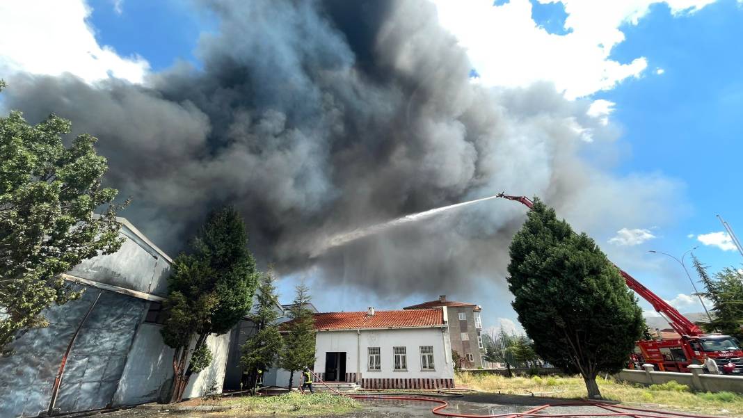 Kayseri'de sünger fabrikasında büyük yangın: Bir saatte kontrol altına alındı 5